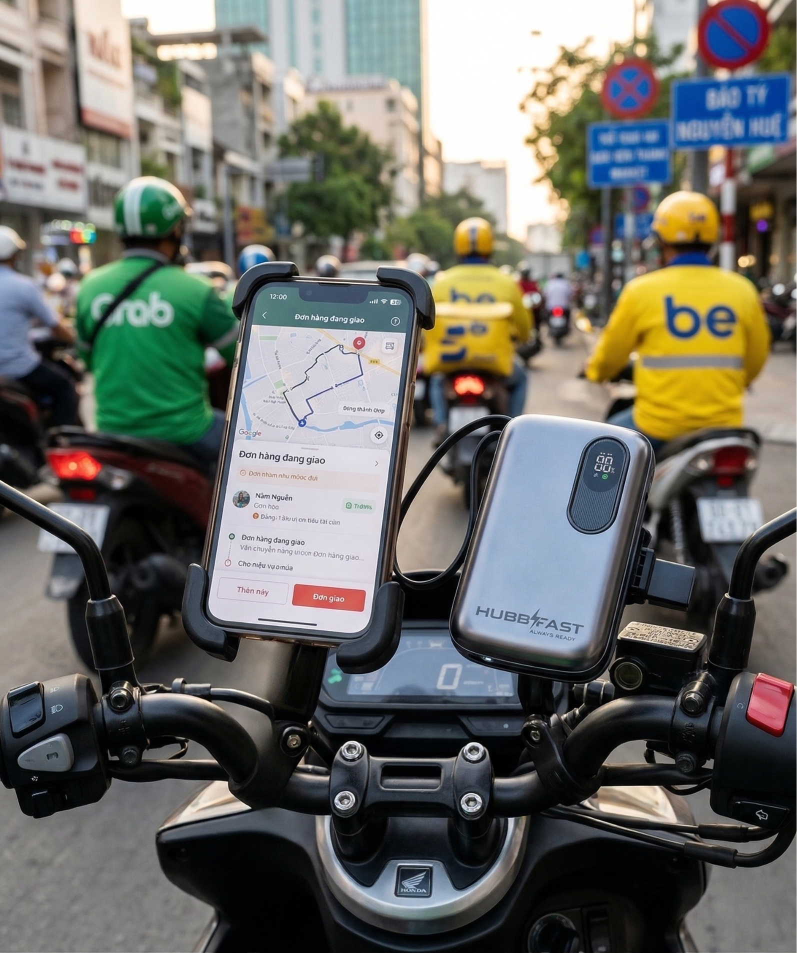 Tài xế công nghệ (Grab/Be/XanhSM) nên chọn HubbFast nào để yên tâm "nổ cuốc" cả ngày? 3 Tài xế công nghệ sử dụng sạc dự phòng HubbFast để sạc điện thoại khi chạy xe.