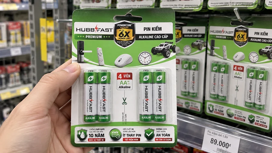 Chọn mua vỉ pin AA HubbFast Premium lần đầu tại siêu thị