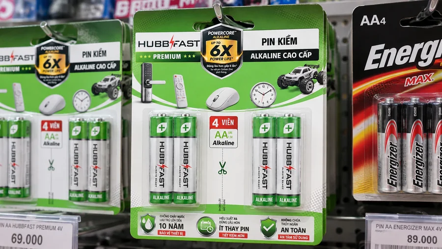 Vỉ pin AA HubbFast Premium trưng bày trên kệ siêu thị